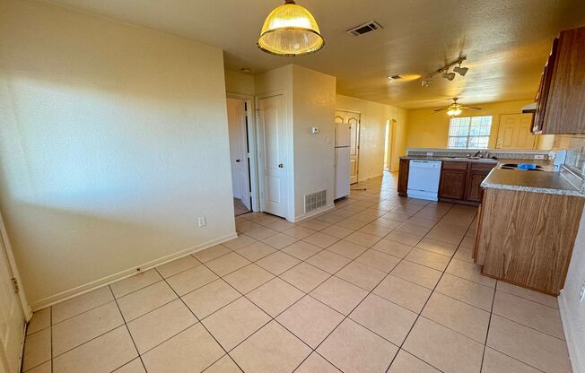 3 beds, 2 baths, 1,178 sqft, $925, Unit Apt B