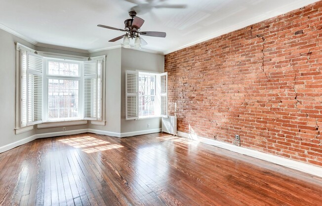 Delightful Abode in Dupont! Storage Space and Parking Included!
