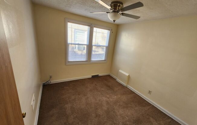 3 beds, 1 bath, $1,395, Unit 5225