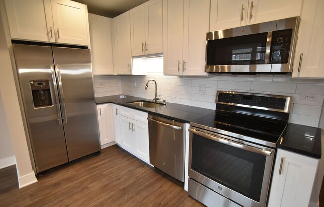 2 beds, 2 baths, 976 sqft, $4,275, Unit 3833-722