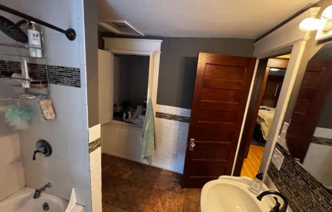 SINGLE FAMILY HOME! Great Location! Laundry, Wood Floors and Parking!