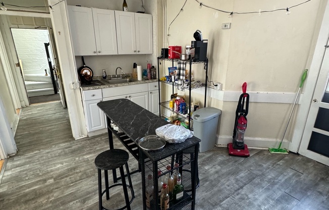 2 beds, 1 bath, $3,400, Unit 5F