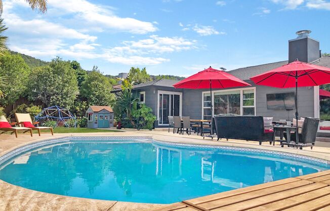 10 Month FURNISHED Lease: Bring Indoor/Outdoor Living HOME with this 3bd+/2.5ba plus Pool & Hot Tub