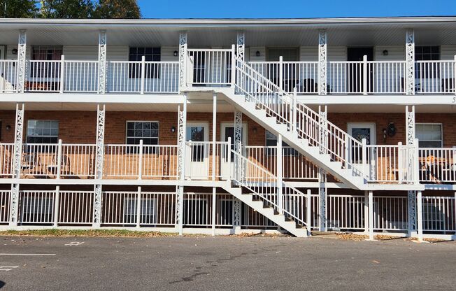 2 beds, 1 bath, $875, Unit Apt. 07