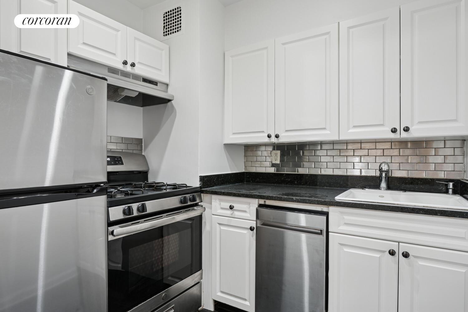 2 beds, 1 bath, $4,250, Unit 4F