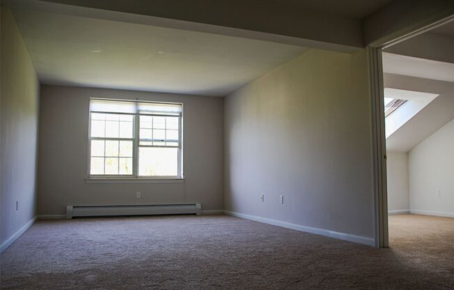 2 beds, 1 bath, 927 sqft, $1,900, Unit 723