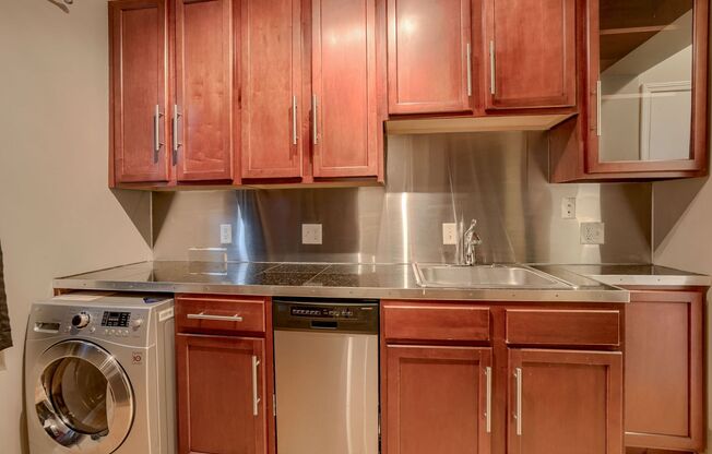 2 beds, 1 bath, $1,095, Unit # 102