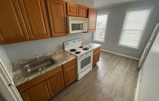 Third floor, 2 bedroom, 1 Bath in Manchester, NH, Hot Water Included - $1700/month