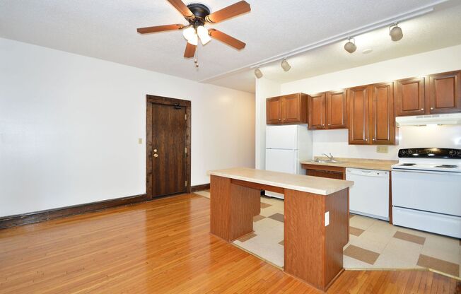 1 bed, 1 bath, 425 sqft, $990, Unit 7 - 02