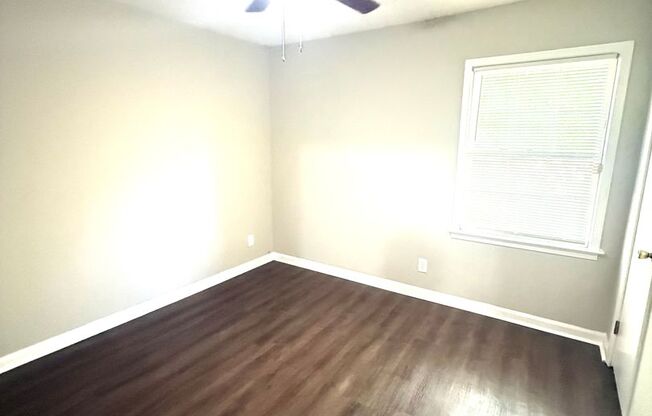 ** 4 bed 2 bath located in Woodmere Park ** Call 334-366-9198 to schedule a self showing