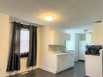 2 beds, 1 bath, 1,100 sqft, $2,500, Unit B