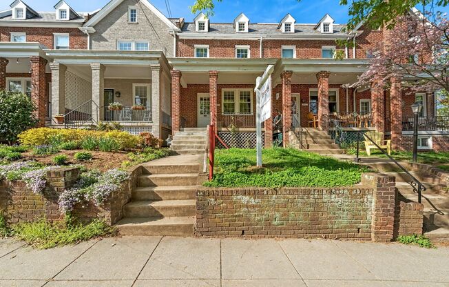 Charming Rowhome with Garage in Prime Glover Park Location – Available for August Start!