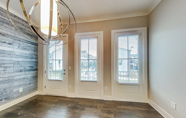 2038 ROCKLEDGE RD NE