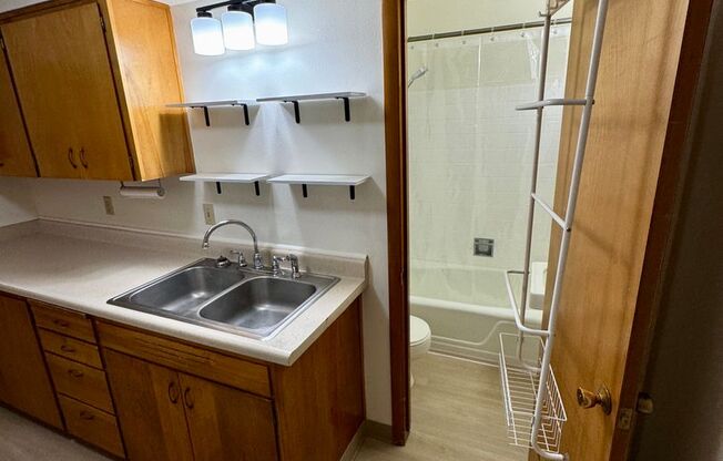 1 bed, 1 bath, $825, Unit B