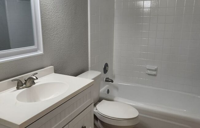 2 beds, 1 bath, 873 sqft, $1,120, Unit 01-0116