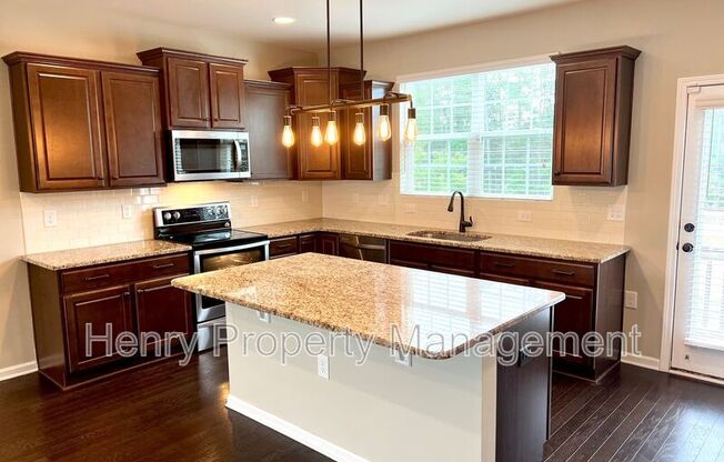 1413 REGENTS LN