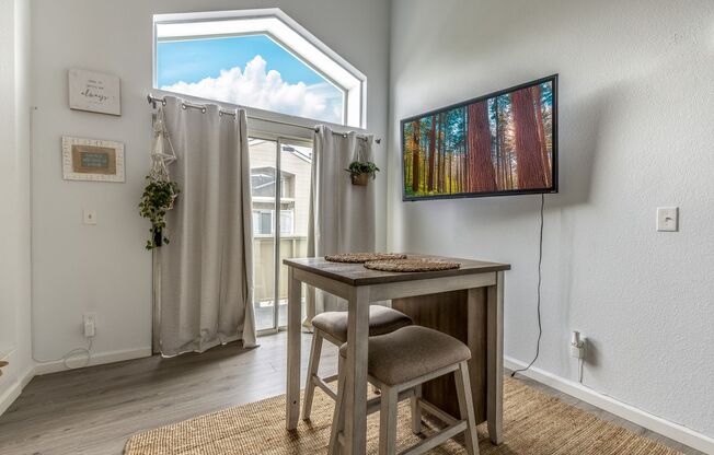 2 bed/2 bath Upstairs Condo!