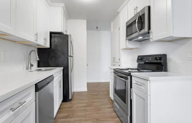 Sheri Hill Apartments - Raleigh Hills with Portland Conveniences