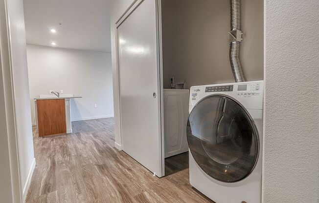 2 beds, 1 bath, 1,013 sqft, $1,715, Unit 406