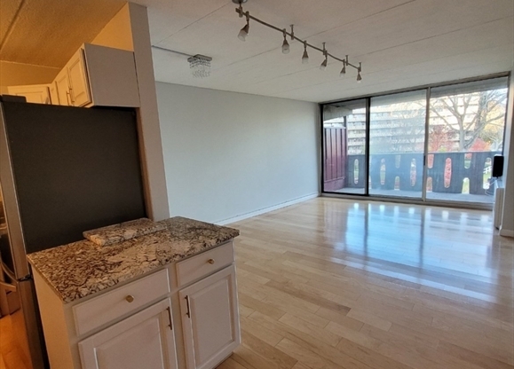 2 beds, 1 bath, 833 sqft, $2,680, Unit 239