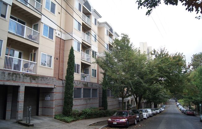 2 beds, 1 bath, 784 sqft, $1,599, Unit GHP410