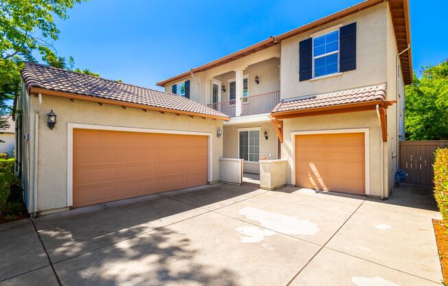 Spacious Folsom Parkway Home Near The Back of a Court