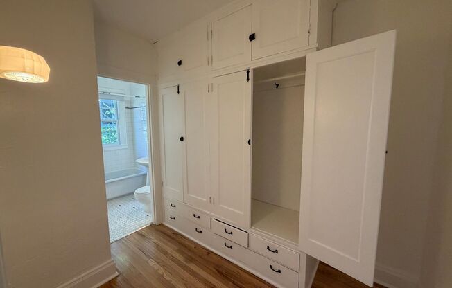Studio, 1 bath, 320 sqft, $1,149, Unit 05