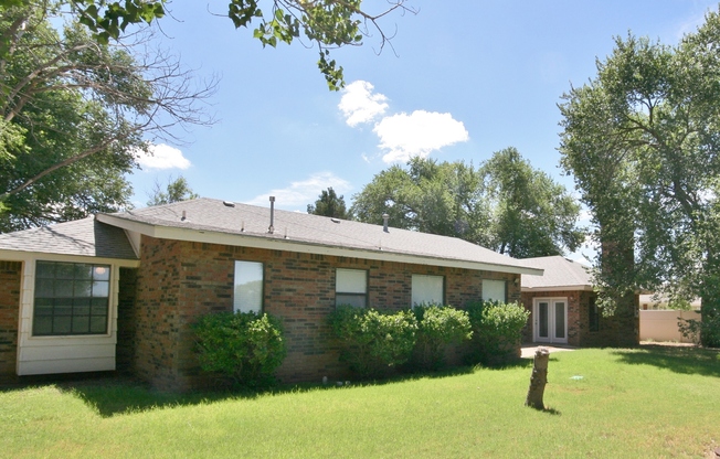 Big and Spacious Four Bedroom Home on the Golf Course!  Mesa School District!