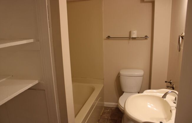 2 beds, 1 bath, $1,195, Unit 2nd Fl