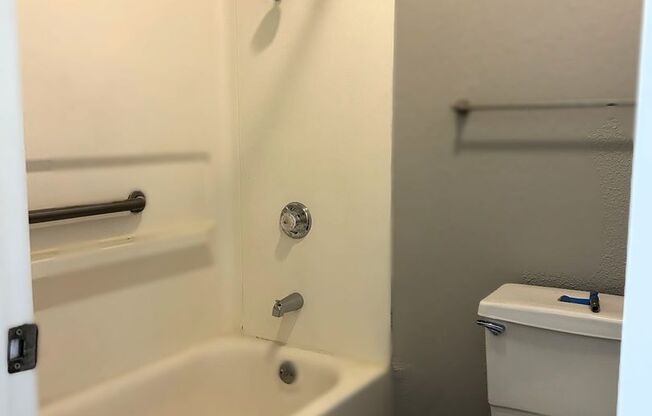 1 bed, 1 bath, 690 sqft, $1,400, Unit 23