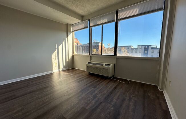 Flexible lease length at a great price! Secure this unit for 6, 12 or 18 months @ $1050/month!! Move In NOW