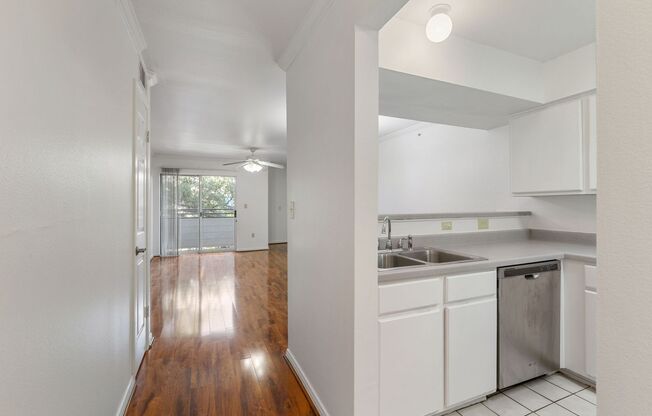 UT PRE LEASE: 3 BR / 2 BA West Campus Condo, Walk to UT Campus