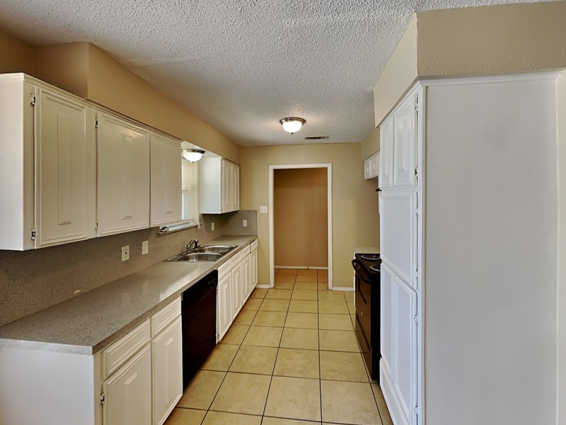 224 LAKEWAY CT