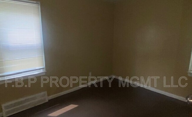 3 beds, 1 bath, 1,108 sqft, $1,300