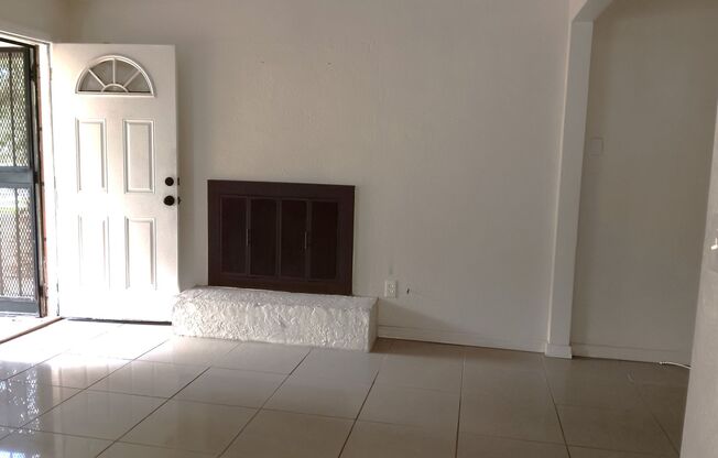 2/1 Single family home with fenced in yard