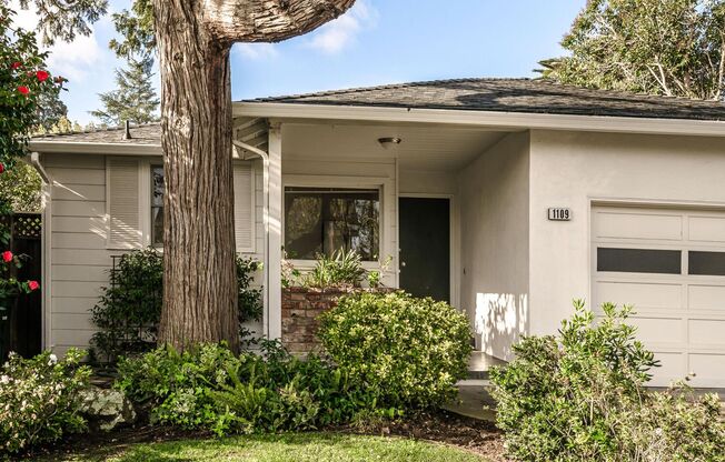 Beautiful 3 Bedroom / 2 Bath Single Family House in Burlingame!
