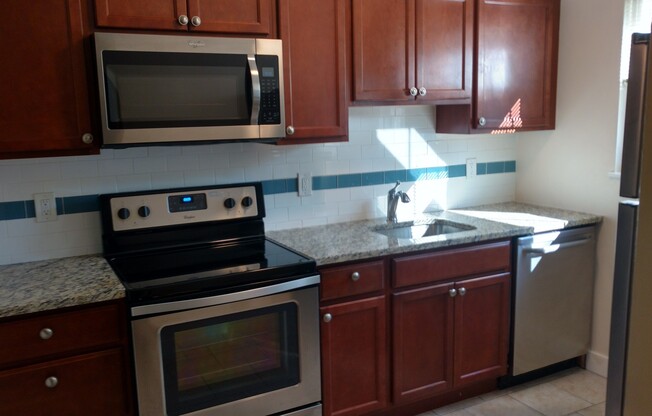 1 bed, 1 bath, 650 sqft, $950, Unit 632 47th St - B