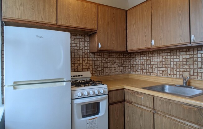 711 W Belmont Ave