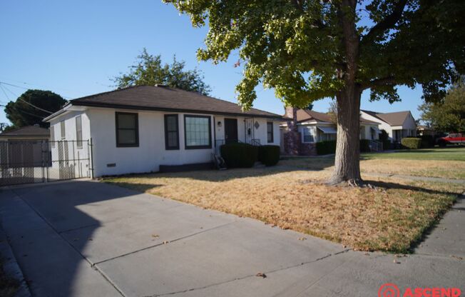 Darling Home in Central Bakersfield!