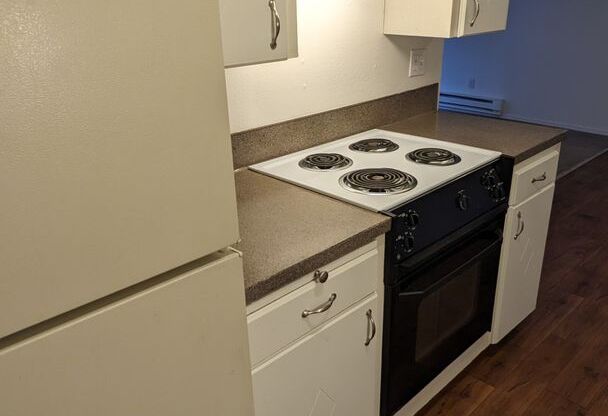 2 beds, 2 baths, 900 sqft, $1,525, Unit #24