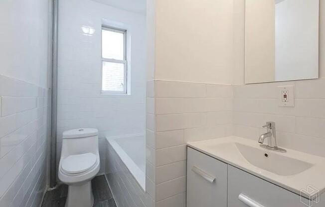 2 beds, 1 bath, $3,000, Unit 1R