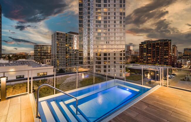 A rooftop pool at Modera Pearl with skyline views, clean-lined decking, and a setting designed for evening swims and laid-back downtime.