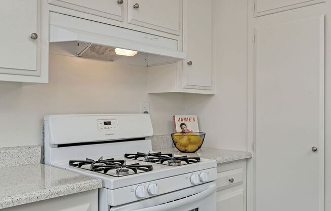 2 beds, 1 bath, 935 sqft, $2,600, Unit 30
