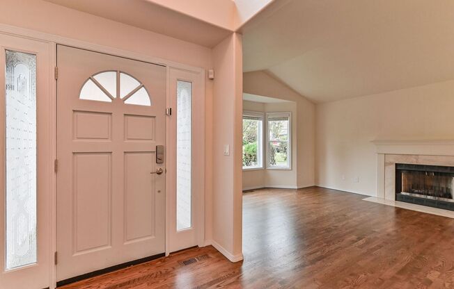 Beautiful 3 Bed 2.5 Bath + Den Home in Kent