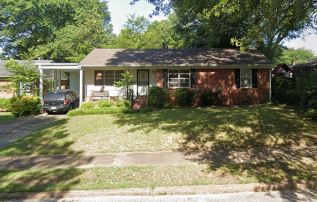 3BD/2BA Home located in Colonial Acres!