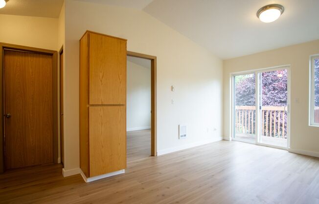 FREE RENT: Bright 1 Bdr w/Open Floorplan, DW & Patio + Cat OK!
