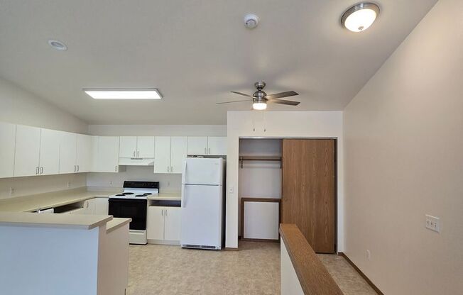 2 beds, 1 bath, 856 sqft, $1,269, Unit PL   7605