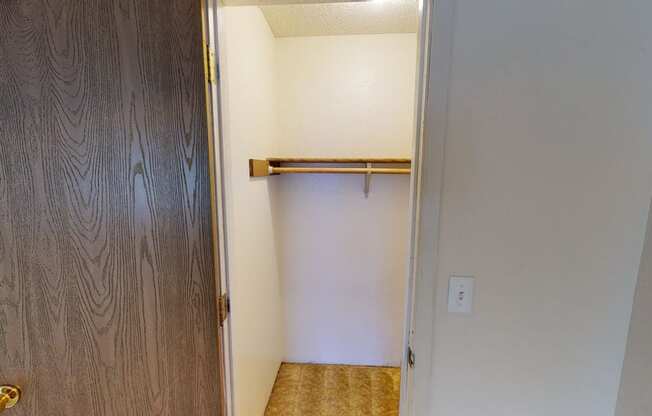 Rancho Tudor Closet