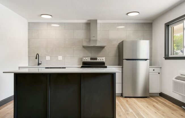 1 bed, 1 bath, 550 sqft, $895, Unit ONYX at 7th #9