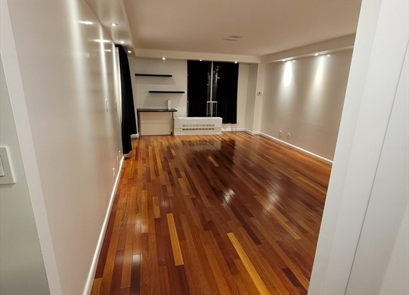 2 beds, 2 baths, 1,100 sqft, $4,850, Unit 924